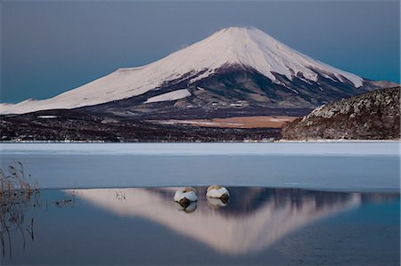 season symbols - A pair of mute swans in Lake Kawaguchi in the reflection of Mt. Fuji, Japan Stock Photo - Premium Royalty-Free, Code: 6118-07440028