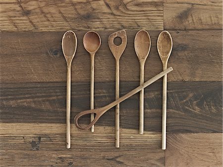 simsearch:6118-07353279,k - An arrangement of six wooden spoons of a variety of shapes and sizes on a wooden table. Foto de stock - Sin royalties Premium, Código: 6118-07439840