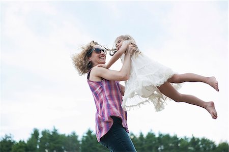 Mother playing outdoors with her daughter. Foto de stock - Sin royalties Premium, Código: 6118-07769615