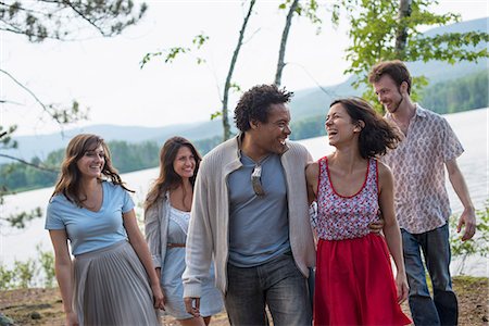 simsearch:614-06043438,k - A group of people enjoying a leisurely walk by a lake. Photographie de stock - Premium Libres de Droits, Code: 6118-07781727