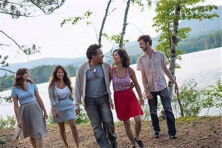 simsearch:614-06043438,k - A group of people enjoying a leisurely walk by a lake. Photographie de stock - Premium Libres de Droits, Code: 6118-07781726