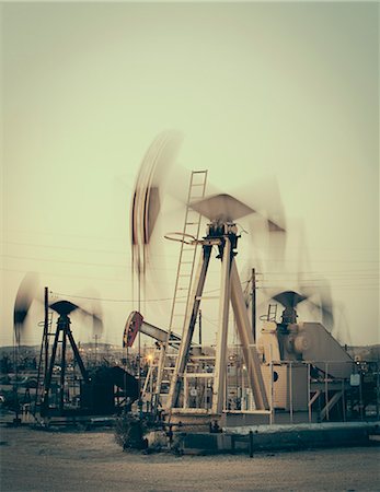 Crude oil extraction from Monterey Shale near Bakersfield, California, USA. Photographie de stock - Premium Libres de Droits, Code: 6118-07731764