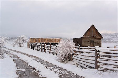 A barn and paddock with fencing in the snow in the Green River Lakes area. Stock Photo - Premium Royalty-Free, Code: 6118-07731897