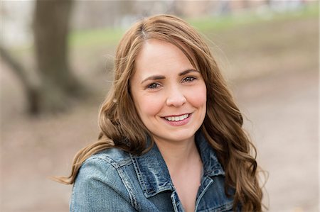 simsearch:6118-07731916,k - A young woman in Central Park. Photographie de stock - Premium Libres de Droits, Code: 6118-07731917