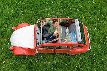 View from above of two people, a couple in a car with the roof open. Foto de stock - Sin royalties Premium, Código: 6118-07731925