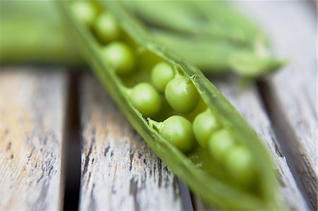simsearch:6118-07808971,k - Garden peas, freshly picked with open pods and bright green peas. Stock Photo - Premium Royalty-Free, Code: 6118-07808968