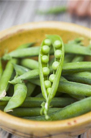 simsearch:6118-07808971,k - Bowl of freshly picked peas. Stock Photo - Premium Royalty-Free, Code: 6118-07808969