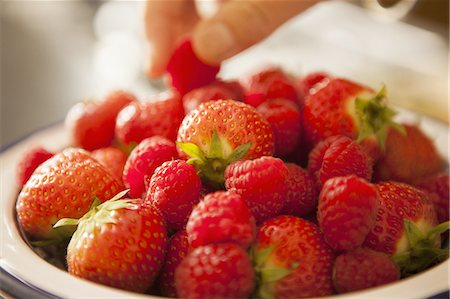simsearch:6118-07808971,k - Bowl of fresh strawberries. Stock Photo - Premium Royalty-Free, Code: 6118-07808973