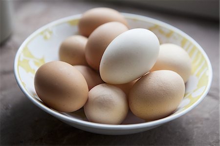 simsearch:6118-07808971,k - A bowl of eggs with pale and brown shells. Stock Photo - Premium Royalty-Free, Code: 6118-07808975