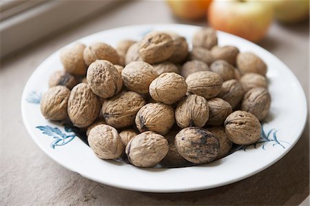 simsearch:6118-07808971,k - A bowl of walnuts on a kitchen table with some apples. Late summer harvest. Stock Photo - Premium Royalty-Free, Code: 6118-07808976