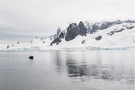 simsearch:6118-08521813,k - Group of people crossing the ocean in the Antarctic in a rubber boat, snow-covered mountains in the background. Stock Photo - Premium Royalty-Free, Code: 6118-08140118