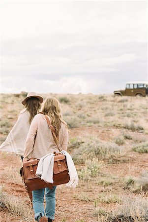 Two women walking towards a 4x4 parked in a desert. Photographie de stock - Premium Libres de Droits, Code: 6118-08140226