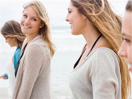 simsearch:6118-08129648,k - A group of smiling young women walking on a beach. Foto de stock - Sin royalties Premium, Código: 6118-08129641