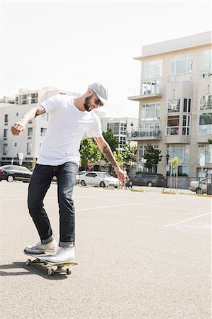 simsearch:6118-08129648,k - Young man skateboarding in a car park. Foto de stock - Sin royalties Premium, Código: 6118-08129671