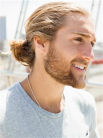 simsearch:6118-08129648,k - A young man with beard, red hair and ponytail. Foto de stock - Sin royalties Premium, Código: 6118-08129637