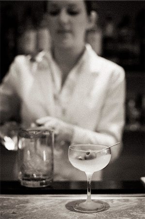 A woman mixing a cocktail, a mixologist at work. Photographie de stock - Premium Libres de Droits, Code: 6118-08226896