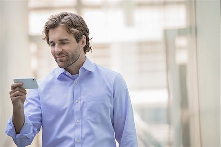 southern california - A man in shirt and tie using a smart phone in an urban scene. Stock Photo - Premium Royalty-Free, Code: 6118-08351837