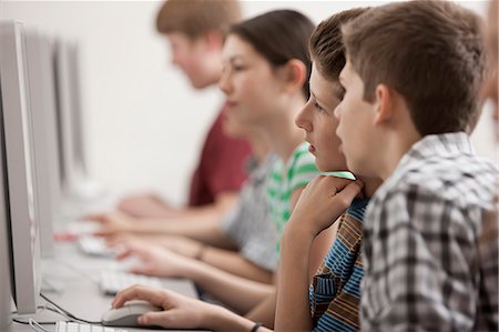 A group of young people, boys and girls, students in a computer class working at screens. Photographie de stock - Premium Libres de Droits, Code: 6118-08351906