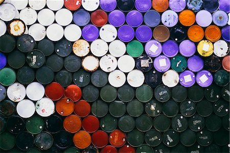 full frame - Large pile of colorful petroleum barrels stacked up in colour co-ordinated way. Photographie de stock - Premium Libres de Droits, Code: 6118-08399655