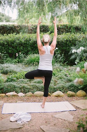 simsearch:6118-07731916,k - Blond woman doing yoga in a garden. Photographie de stock - Premium Libres de Droits, Code: 6118-08313704