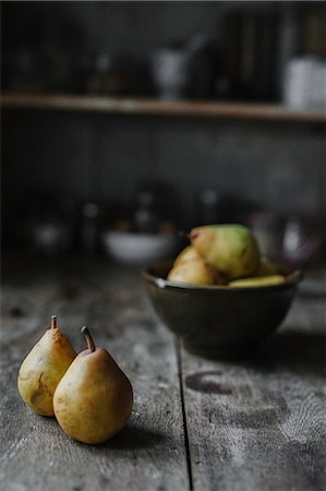 simsearch:6118-08521776,k - Fresh pears on a kitchen table. Stock Photo - Premium Royalty-Free, Code: 6118-08521778