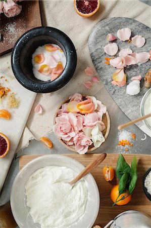simsearch:6118-08521776,k - Overhead view of a pestle and mortar and rose petals, ginger and oranges Stock Photo - Premium Royalty-Free, Code: 6118-08725437