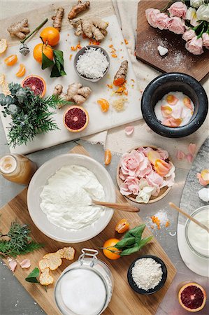simsearch:6118-08521776,k - Overhead view of a pestle and mortar and rose petals, ginger and oranges Stock Photo - Premium Royalty-Free, Code: 6118-08725436