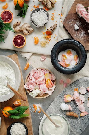simsearch:6118-08521776,k - Overhead view of a pestle and mortar and rose petals, ginger and oranges Stock Photo - Premium Royalty-Free, Code: 6118-08725438