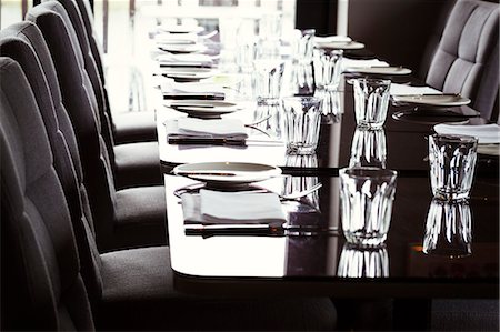 fine dining restaurant - Close up of dining tables set with glasses, plates, cutlery and napkins in a restaurant. Foto de stock - Sin royalties Premium, Código: 6118-08729225