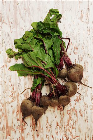 simsearch:6118-07808971,k - A shot of bundles of beets on a wooden surface, seen from above. Stock Photo - Premium Royalty-Free, Code: 6118-08842020