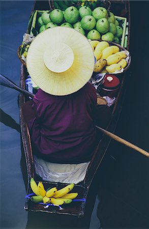 simsearch:656-03241003,k - Damnoen Saduak Floating Market, a woman selling goods from boats in floating market Stock Photo - Premium Royalty-Free, Code: 6118-08860608