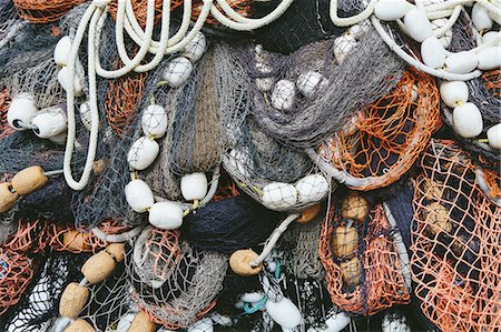 simsearch:6118-08910527,k - Close up of a pile of tangled up commercial fishing nets with floats attached. Foto de stock - Sin royalties Premium, Código: 6118-08910525