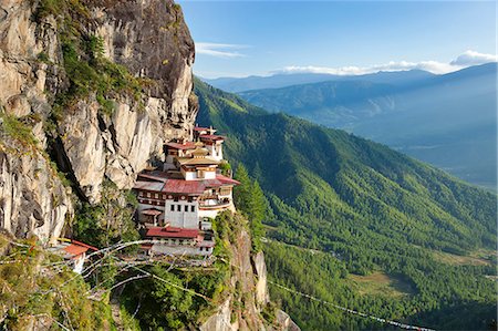 High angle view of Himalayan Buddhist sacred site and temple complex perched on a vertical rockface. Stock Photo - Premium Royalty-Free, Code: 6118-09076415
