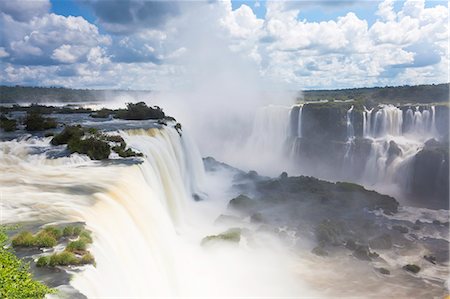 View along the Iguacu, Iguazu, Falls, Cataratta Foz do Iguacu, Parana, Iguazu National Park, Brazil. Photographie de stock - Premium Libres de Droits, Code: 6118-09076422