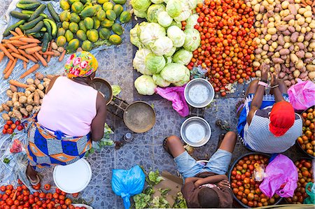simsearch:6118-07808971,k - High angle view of vendors selling a selection of fresh vegetables on a street market. Stock Photo - Premium Royalty-Free, Code: 6118-09076438