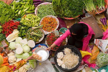 simsearch:6118-07808971,k - High angle view of vendor selling a selection of fresh vegetables on a street market. Stock Photo - Premium Royalty-Free, Code: 6118-09076619