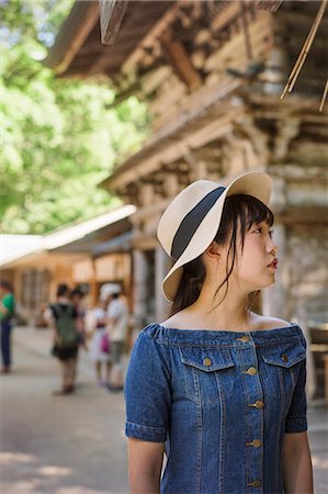 Young woman wearing blue dress and hat at Shinto Sakurai Shrine, Fukuoka, Japan. Foto de stock - Sin royalties Premium, Código: 6118-09079572