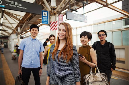 simsearch:6113-07961592,k - Small group of people standing on the platform of a subway station, Tokyo commuters. Foto de stock - Sin royalties Premium, Código: 6118-09079684