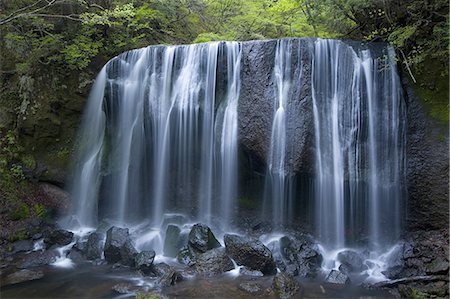Long exposure of rocky waterfall in forest. Photographie de stock - Premium Libres de Droits, Code: 6118-09028041