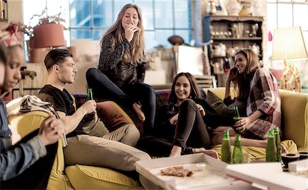 energy consumption - Four young women and young man sitting on a sofa, smiling, pizza and beer bottles on coffee table. Photographie de stock - Premium Libres de Droits, Code: 6118-09039242