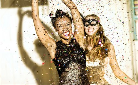 Two young women dancing with confetti falling. Photographie de stock - Premium Libres de Droits, Code: 6118-09039257