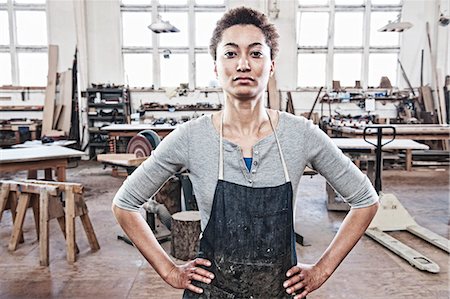 View of a black woman factory worker in a woodworking factory Foto de stock - Sin royalties Premium, Código: 6118-09140168