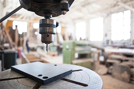 Close up view of a drill press in a woodworking factory. Foto de stock - Sin royalties Premium, Código: 6118-09140120