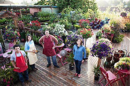 simsearch:649-07280682,k - Nursery store owners and employees standing next to plants. Photographie de stock - Premium Libres de Droits, Code: 6118-09129786