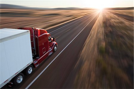 View from behind and above a  commercial truck on the road at sunset on a highway in eastern Washington, USA Photographie de stock - Premium Libres de Droits, Code: 6118-09139563