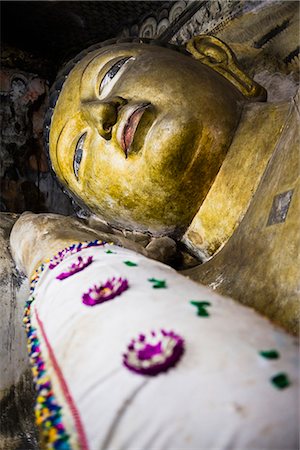 simsearch:841-06446692,k - Buddha statue in Cave 1 (Cave of the Divine King) (Temple of the Divine King), Dambulla Cave Temples, UNESCO World Heritage Site, Dambulla, Sri Lanka, Asia Stock Photo - Premium Royalty-Free, Code: 6119-07451224