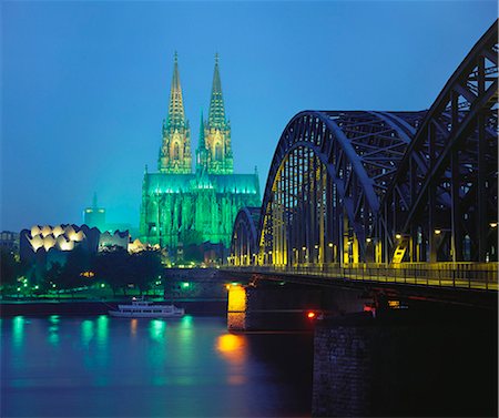 Hohenzollernbrucke and the Cathedral Illuminated at Night, Cologne, Germany Stock Photo - Premium Royalty-Free, Code: 6119-07452141