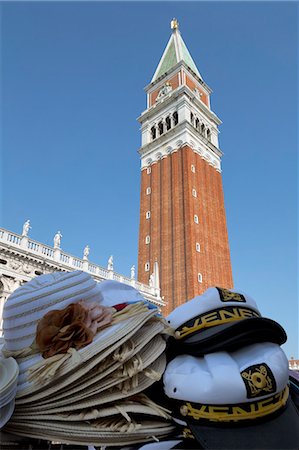 Souvenir hats for sale in front of the Campanile in Piazza San Marco, Venice, UNESCO World Heritage Site, Veneto, Italy, Europe Foto de stock - Sin royalties Premium, Código: 6119-07452825
