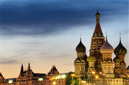 The onion domes of St. Basil's Cathedral and Gum department store in Red Square illuminated at night, UNESCO World Heritage Site, Moscow, Russia, Europe Foto de stock - Sin royalties Premium, Código: 6119-07735050