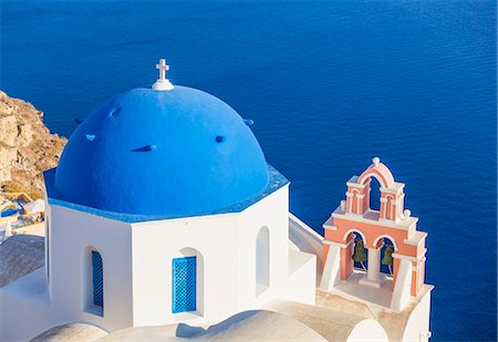 simsearch:841-07913791,k - Greek church with blue dome and pink bell tower, Oia, Santorini (Thira), Cyclades Islands, Greek Islands, Greece, Europe Foto de stock - Sin royalties Premium, Código: 6119-07943838